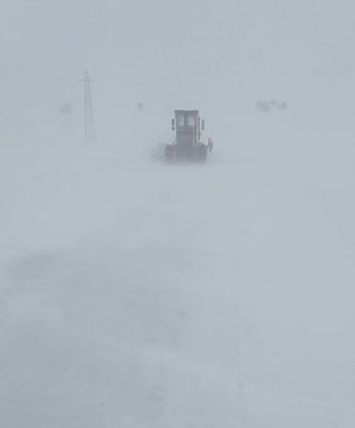 Kar fırtınasına yakalanıp araçlarında mahsur kaldılar