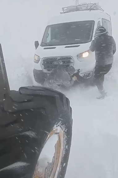 Kar fırtınasına yakalanıp araçlarında mahsur kaldılar