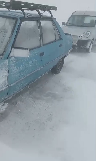 Kar fırtınasına yakalanıp araçlarında mahsur kaldılar