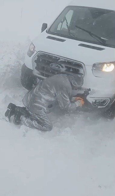 Kar fırtınasına yakalanıp araçlarında mahsur kaldılar