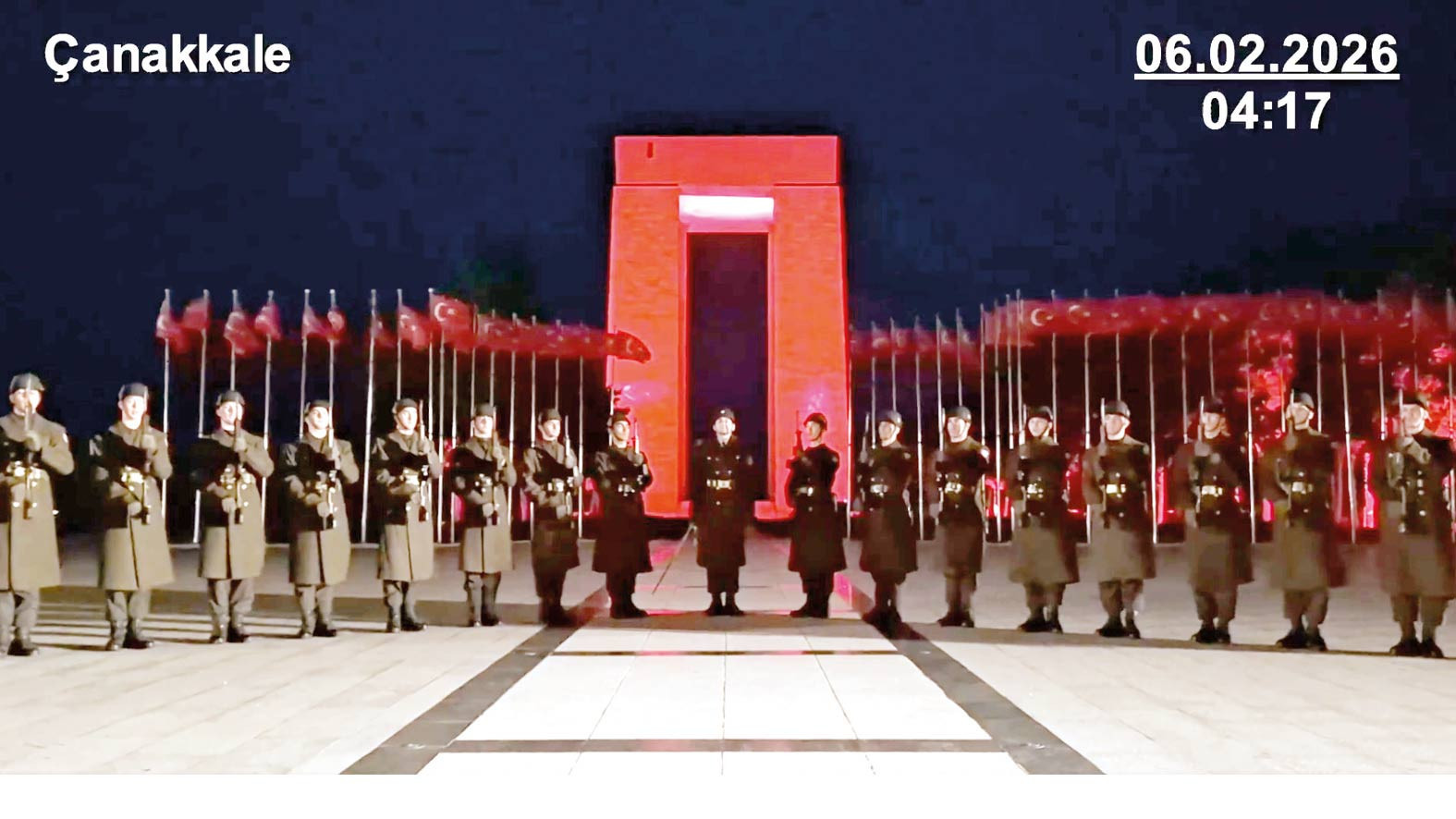 Mehmetçikten saygı duruşu