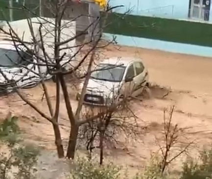 Hatay'da şiddetli sağanak sele neden oldu; mahsur kalanlar iş makineleriyle kurtarıldı