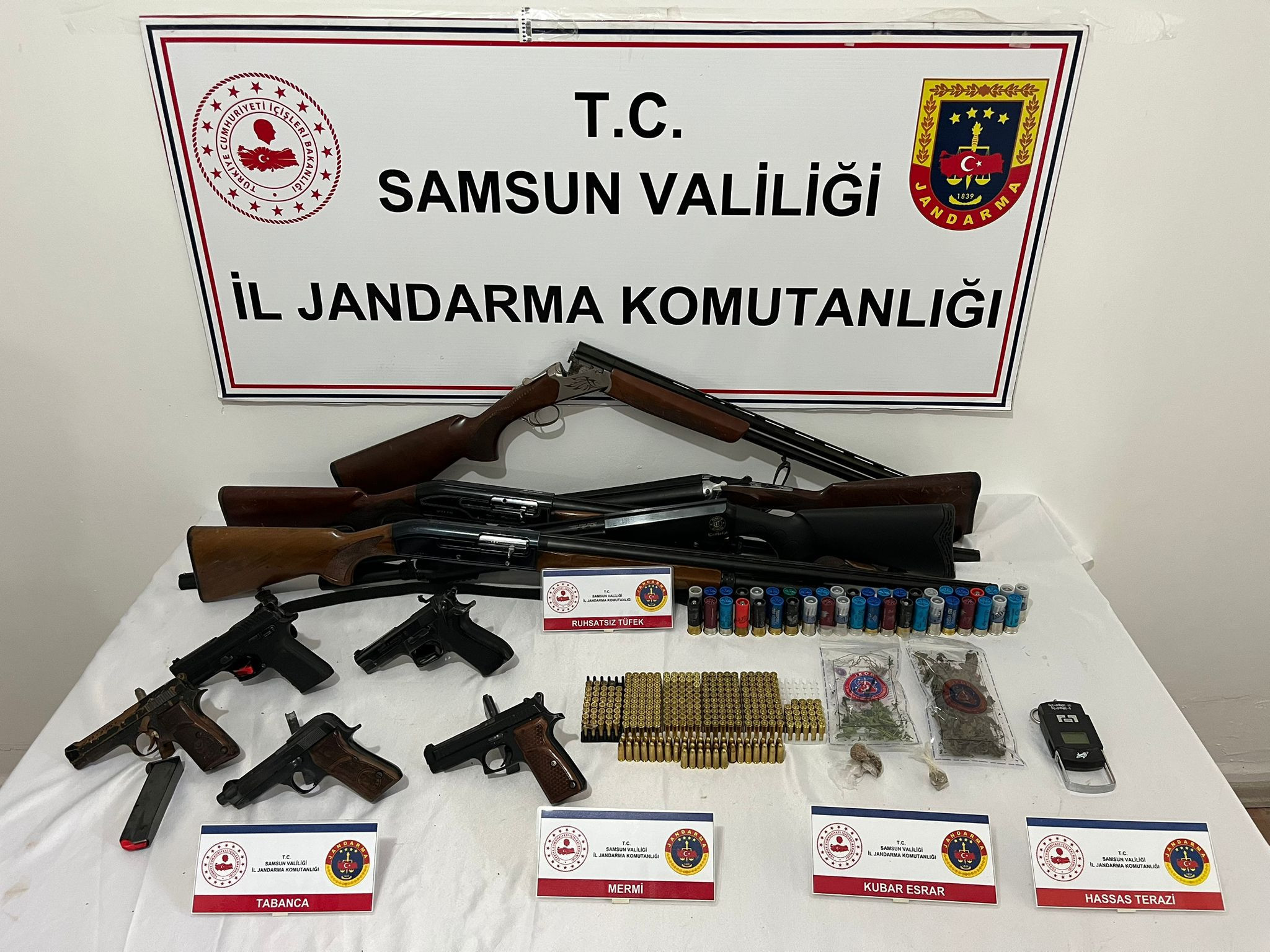 Samsun'da uyuşturucu ve silah kaçakçılığı operasyonu: 3 zanlı yakalandı