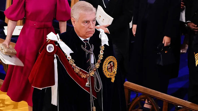 Ailesi Epstein’in ‘dostu’ eski prense son darbeyi vurdu… Onu bir ‘çöp poşeti’ gibi gece yarısı kapını önüne koydular!