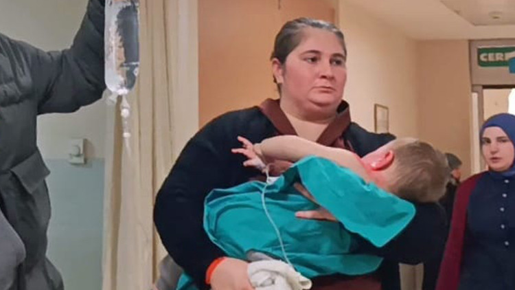 Üzerine kaynar su dökülen bebek tedaviye alındı