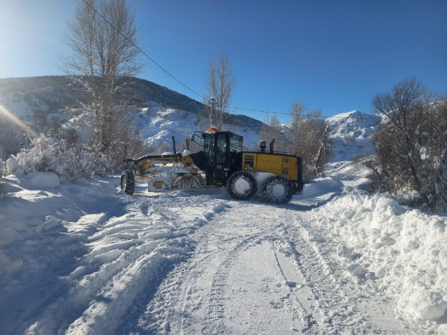  Kapanan yolları açma çalışması sürüyor