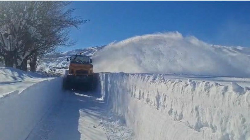  Kapanan yolları açma çalışması sürüyor