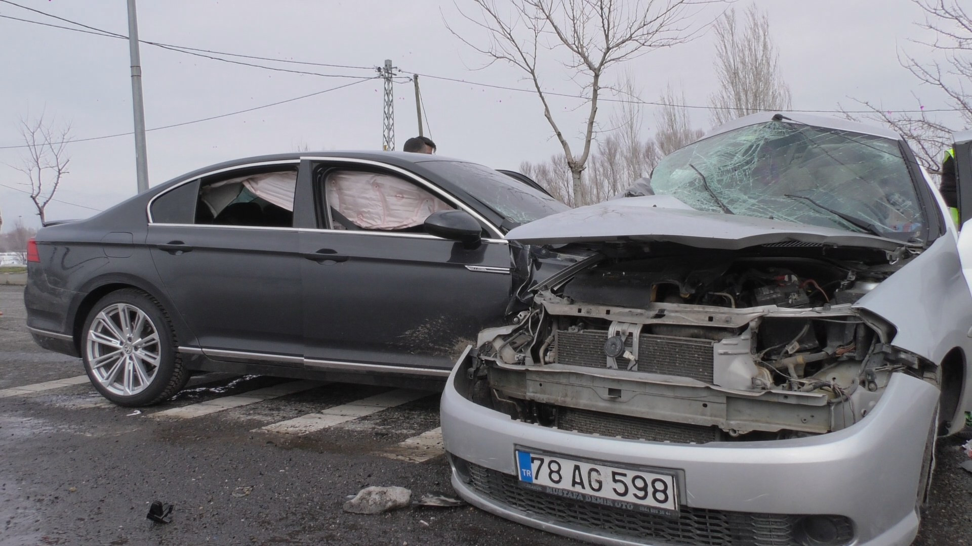 Bingöl'de otomobiller çarpıştı: 1 ölü, 5 yaralı! Kaza saniye saniye kamerada