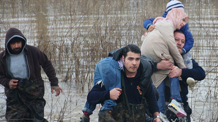 Nehir taştı, baba ve çocuklarını itfaiye kurtardı