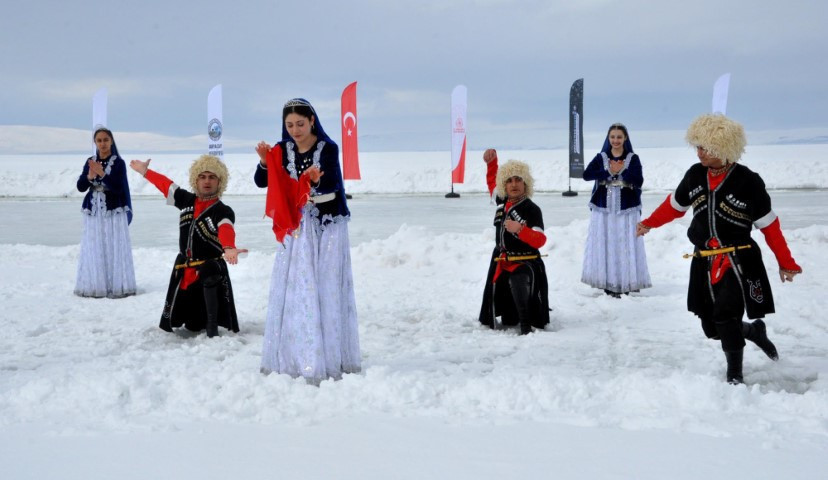 Donan göl üzerinde renkli görüntüler Donan göl üzerinde renkli görüntüler