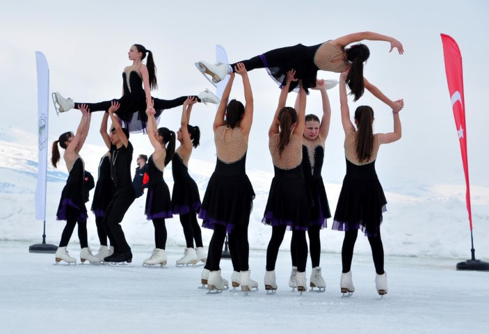 Donan göl üzerinde renkli görüntüler Donan göl üzerinde renkli görüntüler