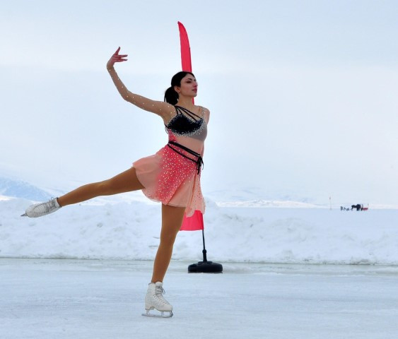 Donan göl üzerinde renkli görüntüler Donan göl üzerinde renkli görüntüler