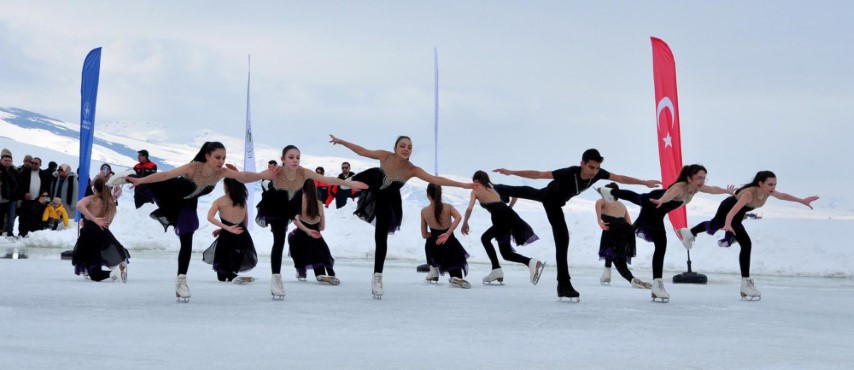 Donan göl üzerinde renkli görüntüler Donan göl üzerinde renkli görüntüler