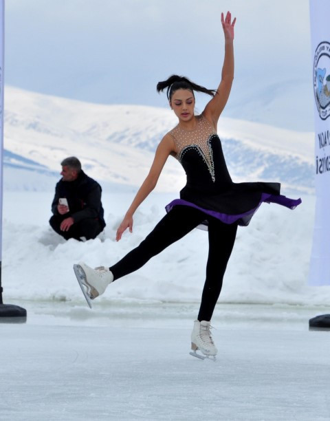 Donan göl üzerinde renkli görüntüler Donan göl üzerinde renkli görüntüler