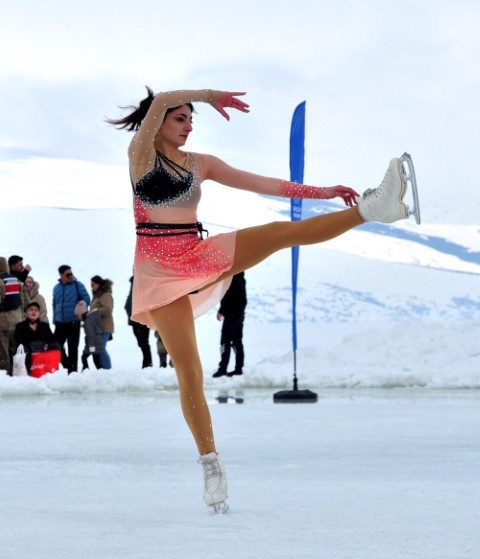 Donan göl üzerinde renkli görüntüler Donan göl üzerinde renkli görüntüler