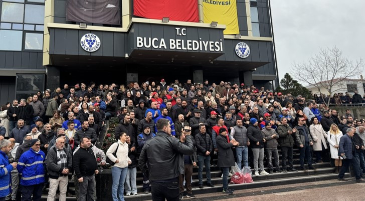 İzmir'de alacakları ödenmeyen Buca Belediyesi işçileri iş bırakma eylemi başlattı
