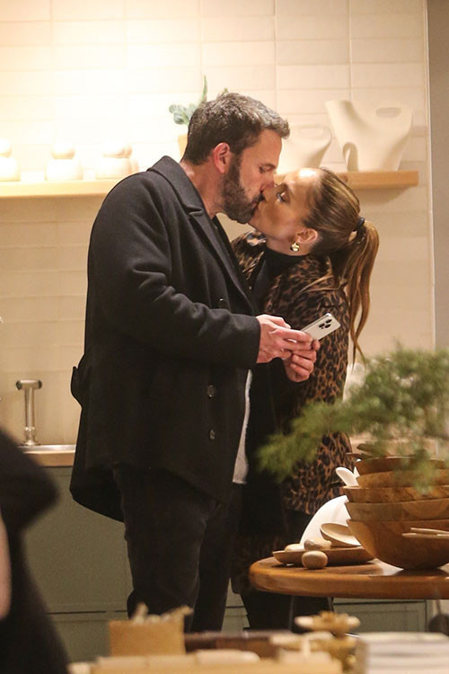 Boşandılar ama kalplerine söz geçiremediler... Sensiz yaşayamıyorum Boşandılar ama kalplerine söz geçiremediler... Sensiz yaşayamıyorum