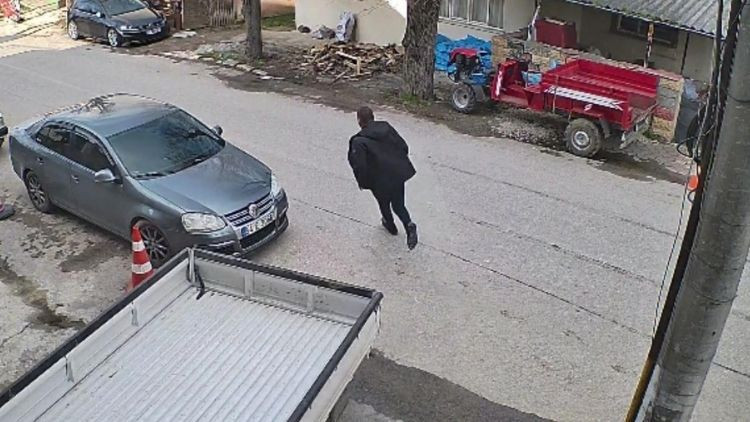 Önce eşini sonra emlakçıyı öldürdü… Emekli polisin kaçtığı anlar kameraya böyle yansıdı