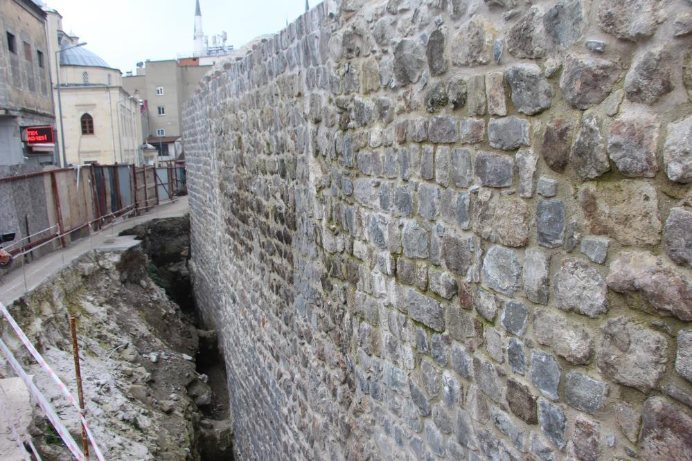  2 metre kalınlığında 135 metre uzunluğunda Dünyada bilinen 3 tane var, biri burada