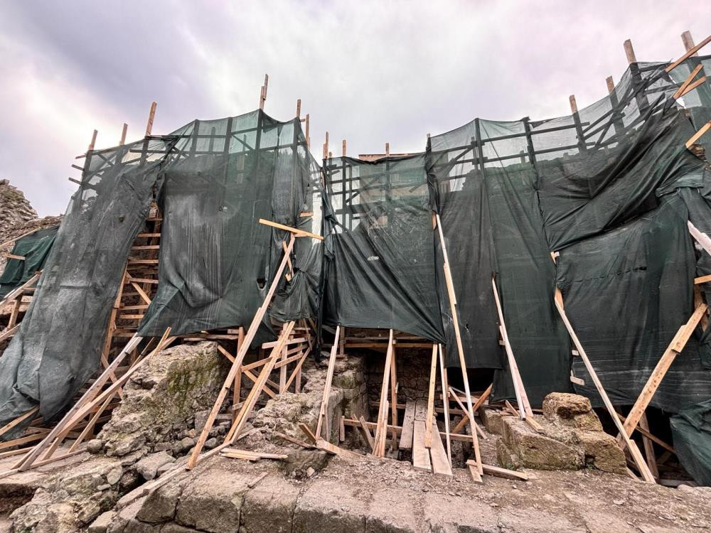  2 metre kalınlığında 135 metre uzunluğunda Dünyada bilinen 3 tane var, biri burada