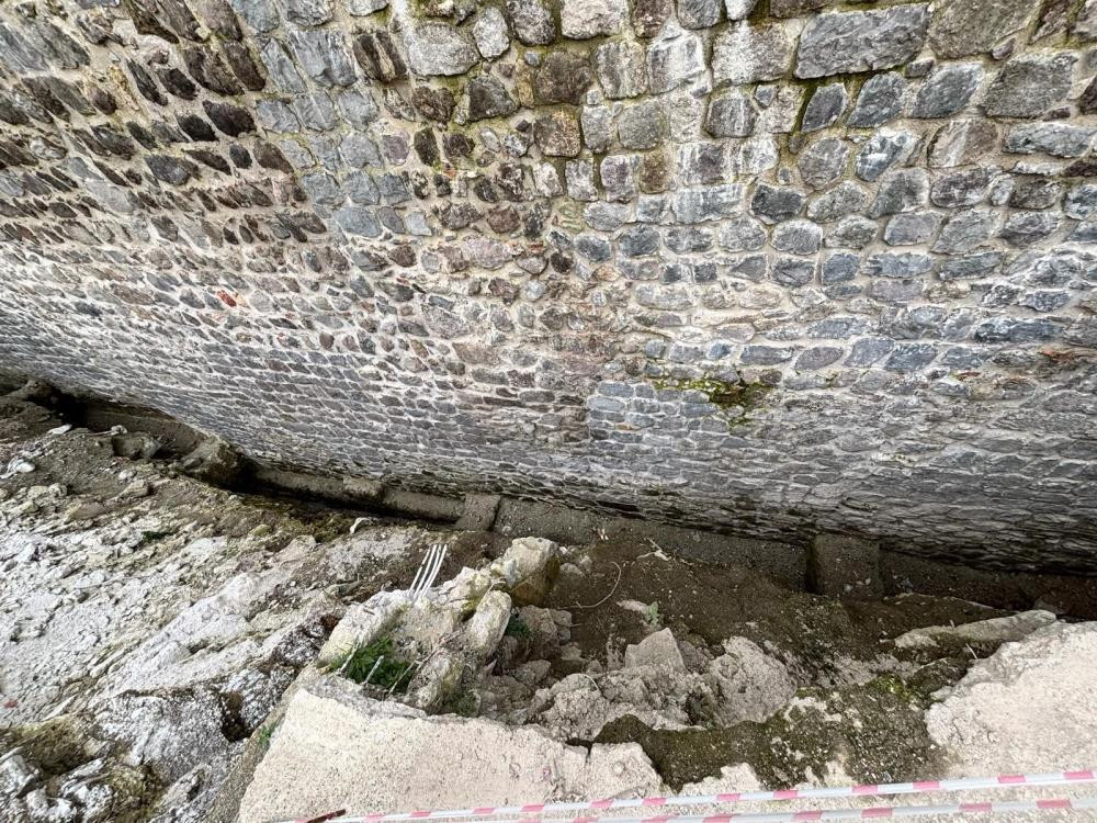  2 metre kalınlığında 135 metre uzunluğunda Dünyada bilinen 3 tane var, biri burada