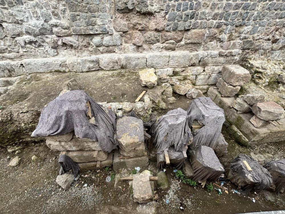  2 metre kalınlığında 135 metre uzunluğunda Dünyada bilinen 3 tane var, biri burada