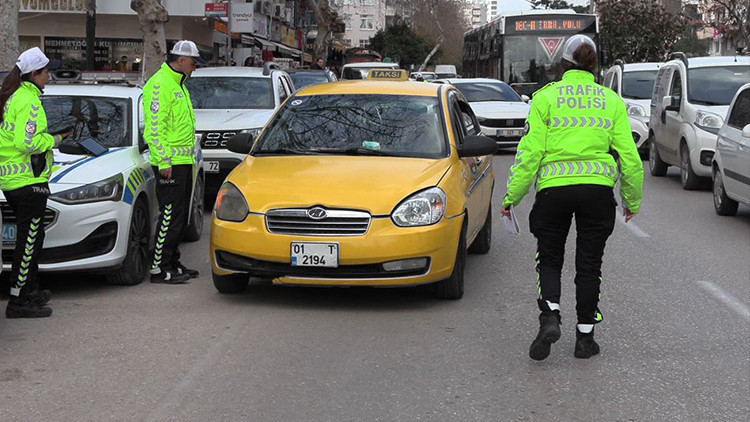 Yayalara yol vermediği için ceza kesildi | Taksi şoföründen bir garip çıkış