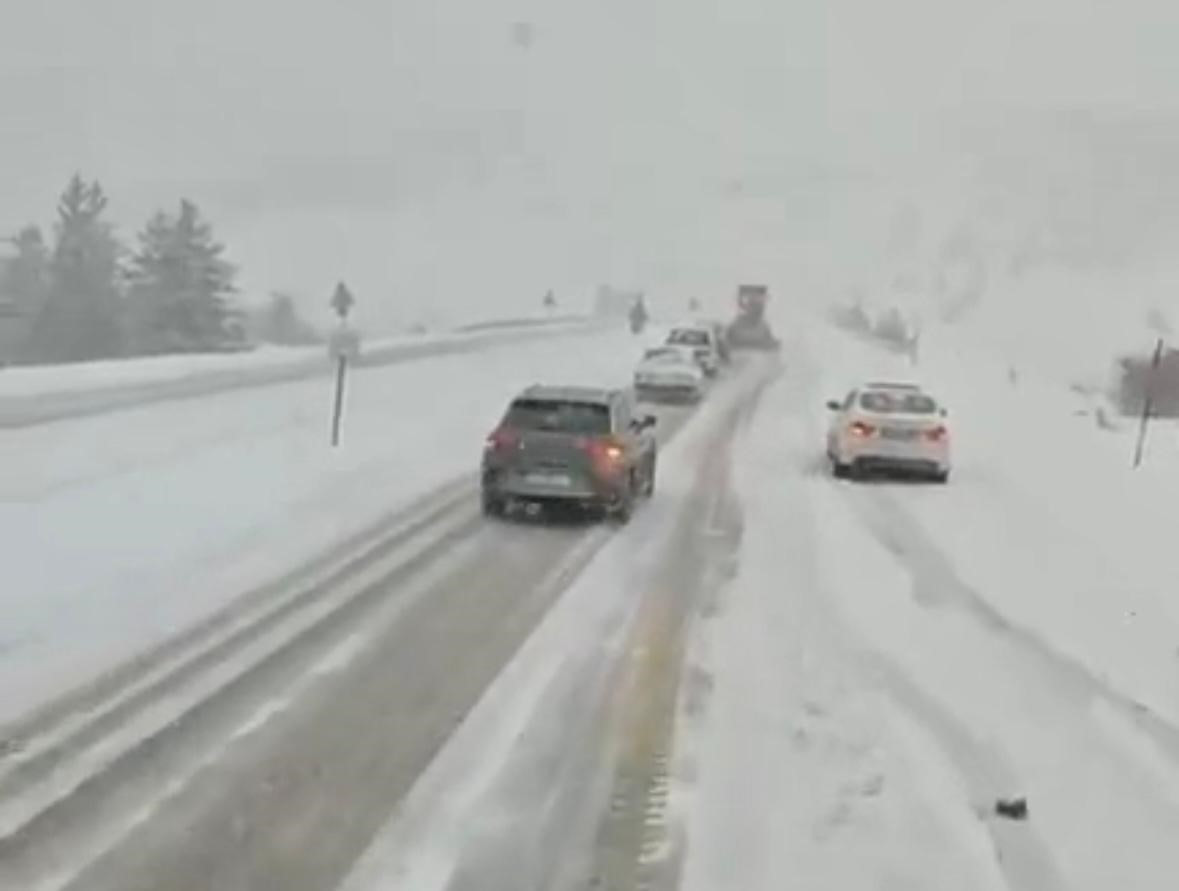 Antalyada kar yağışı Trafik ekiplerinden sürücülere zincir uyarısı
