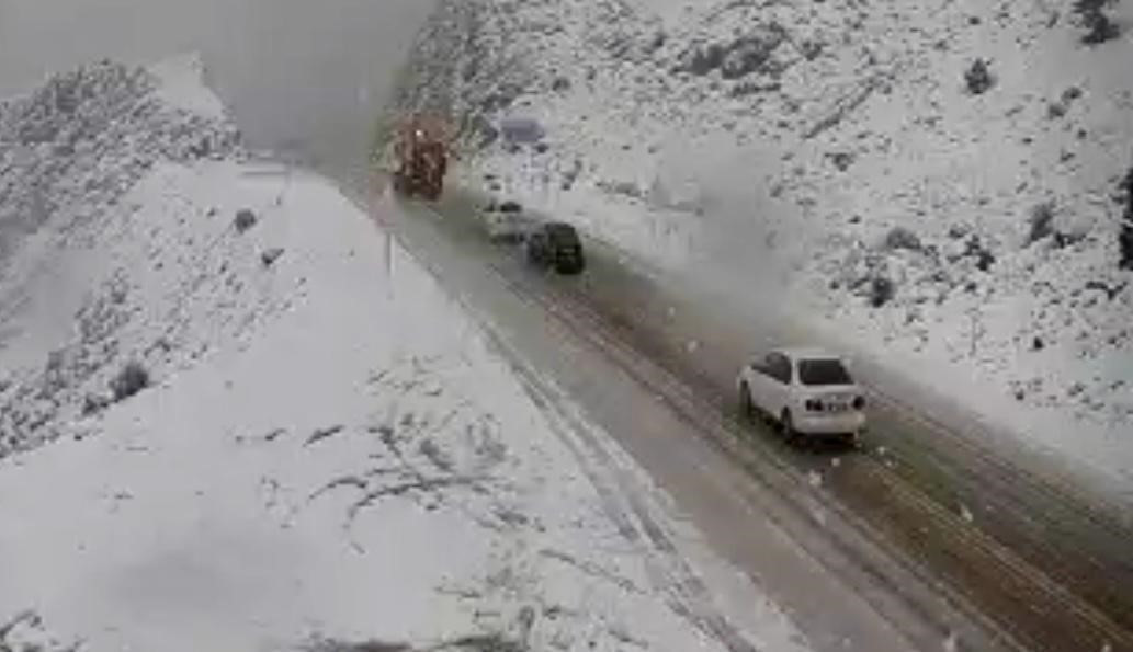 Antalyada kar yağışı Trafik ekiplerinden sürücülere zincir uyarısı