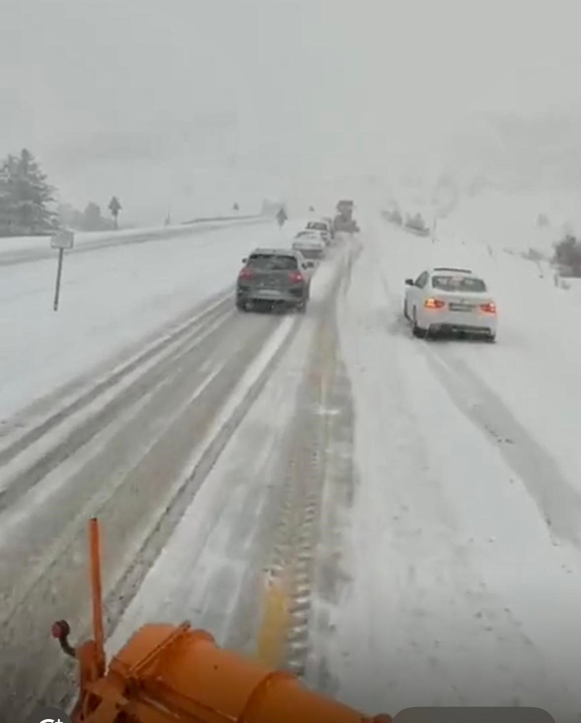 Antalyada kar yağışı Trafik ekiplerinden sürücülere zincir uyarısı