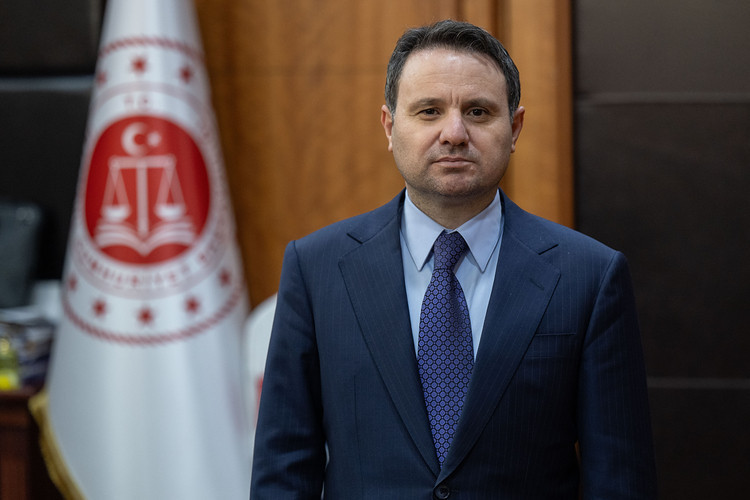 AKIN GÜRLEK KİMDİR