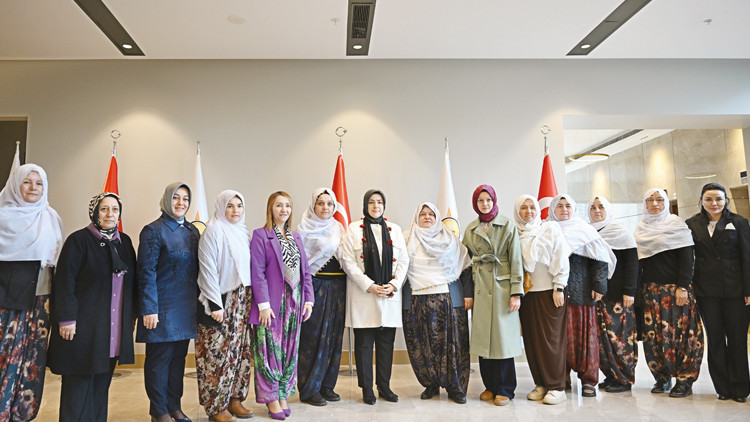 Zeynep güneş’e destek... 100 beyaz tülbentli grup toplantısında