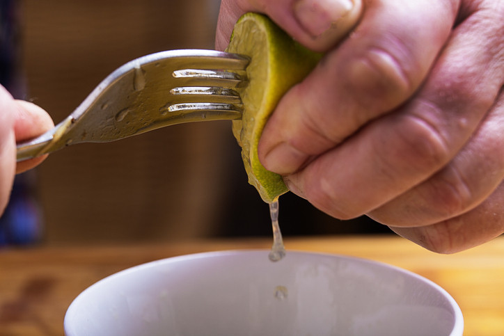 Yatmadan önce bir kaşık zeytinyağı ve limon içerseniz... Sağlık rutini mi, sosyal medya efsanesi mi
