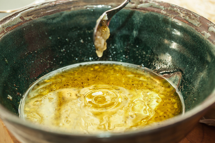 Yatmadan önce bir kaşık zeytinyağı ve limon içerseniz... Sağlık rutini mi, sosyal medya efsanesi mi?