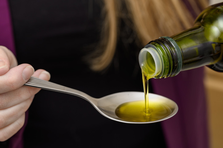 Yatmadan önce bir kaşık zeytinyağı ve limon içerseniz... Sağlık rutini mi, sosyal medya efsanesi mi