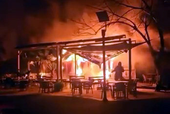 Avcılar'da parkın içindeki kafe alev alev yandı