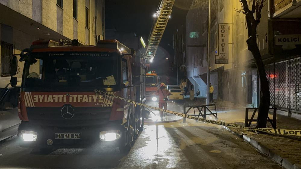 Bağcılar’da 4. kattaki iş yerinde yangın çıktı