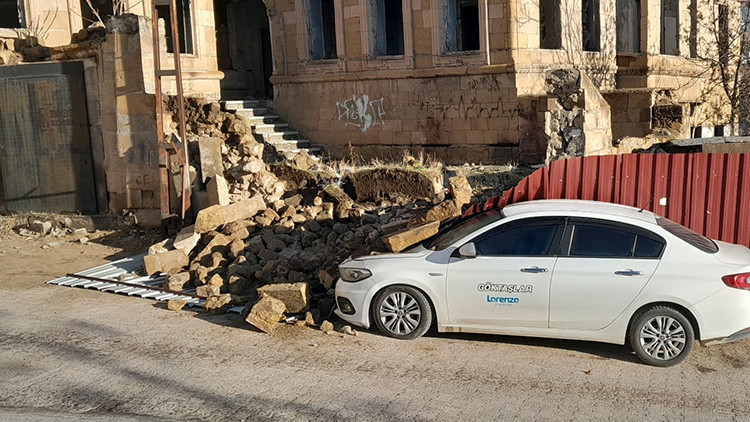 Evin duvarı otomobilin üzerine devrildi