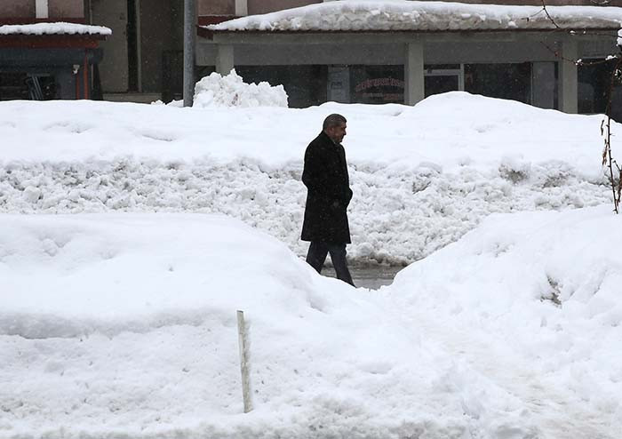  Birçok kent beyaza büründü Kar kalınlığı 3 metreye ulaştı