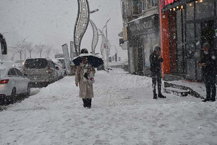  Birçok kent beyaza büründü Kar kalınlığı 3 metreye ulaştı