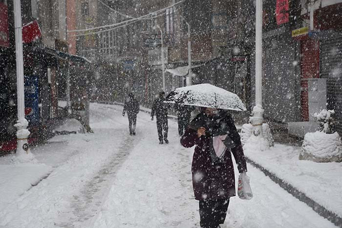  Birçok kent beyaza büründü Kar kalınlığı 3 metreye ulaştı