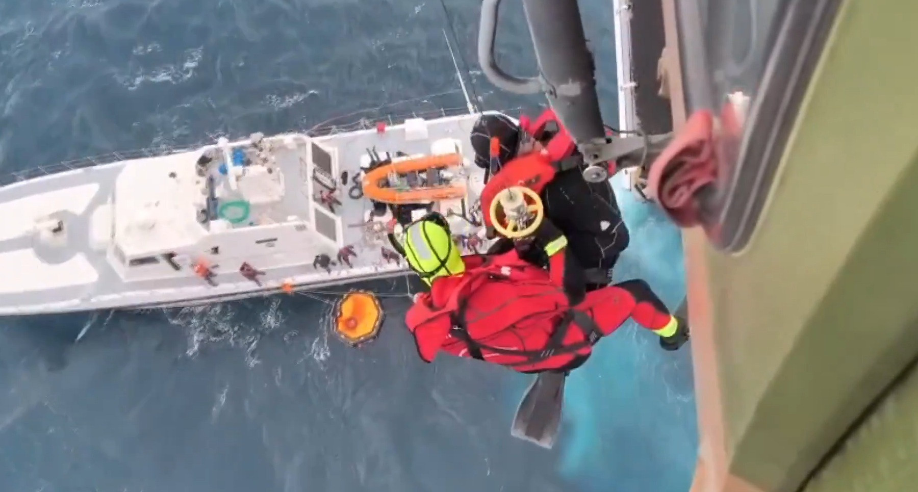 MSB duyurdu: İzmir açıklarında batan göçmen botundaki 2 kişi kurtarıldı