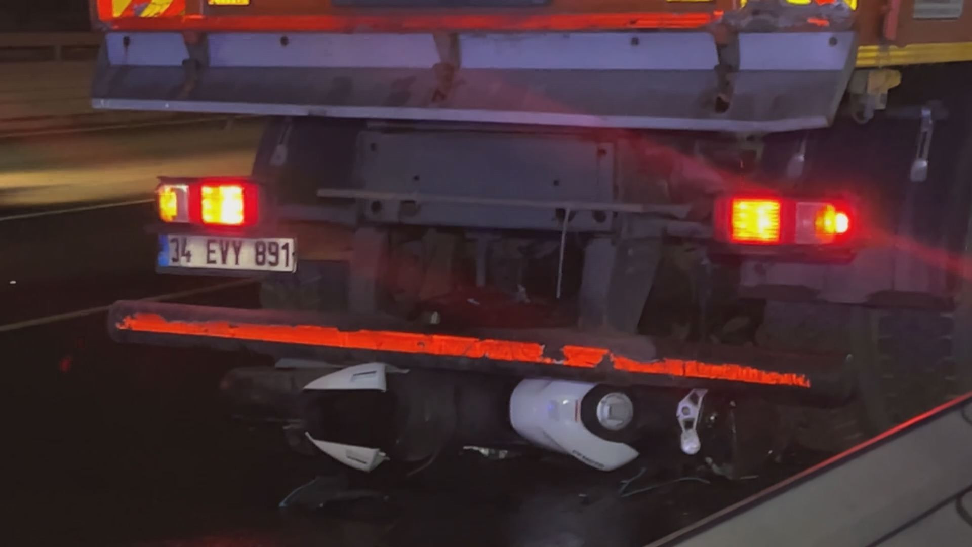 Belediye temizlik aracına çarpan motosikletteki 2 kişi öldü