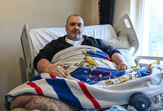 300 kiloluk fil hastası kişi, özel ekiple evinden çıkarılıp hastaneye sevk edildi