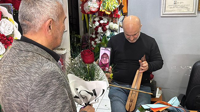 Dükkanın camına astı: 65 yaş üstüne ücretsiz veriyor! 'Bugüne özel bir jestimiz daha var'