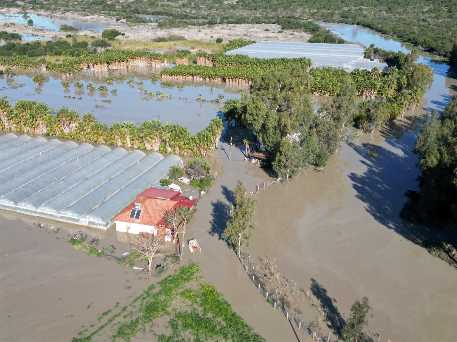 Antalyada 24 saatte metrekareye 74,4 kilogram yağış düştü Çay taştı, mahsur kalanlar kurtarıldı