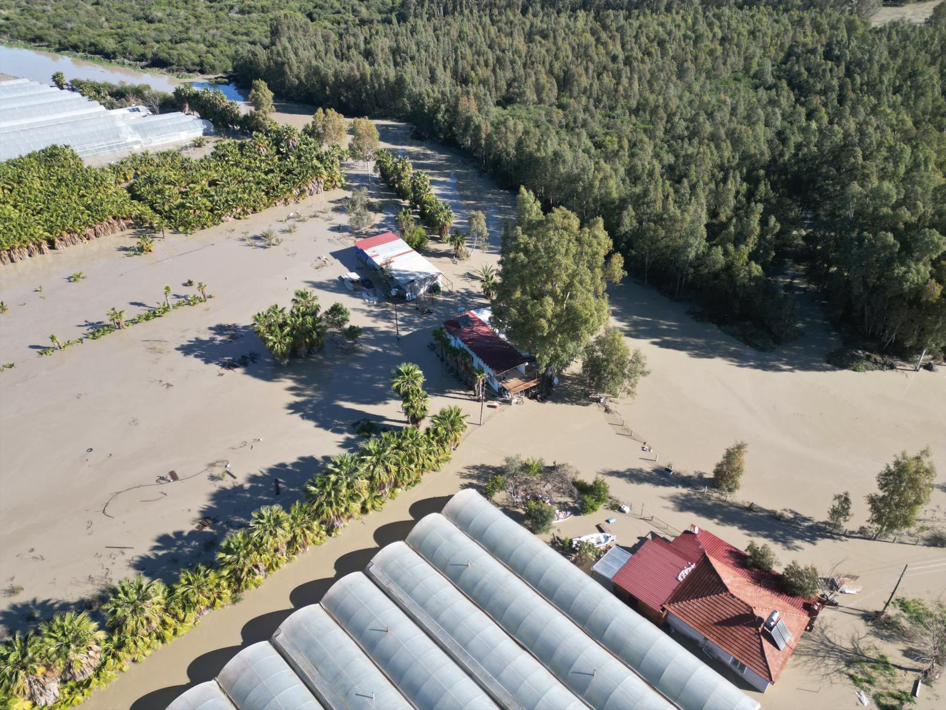 Antalyada 24 saatte metrekareye 74,4 kilogram yağış düştü Çay taştı, mahsur kalanlar kurtarıldı