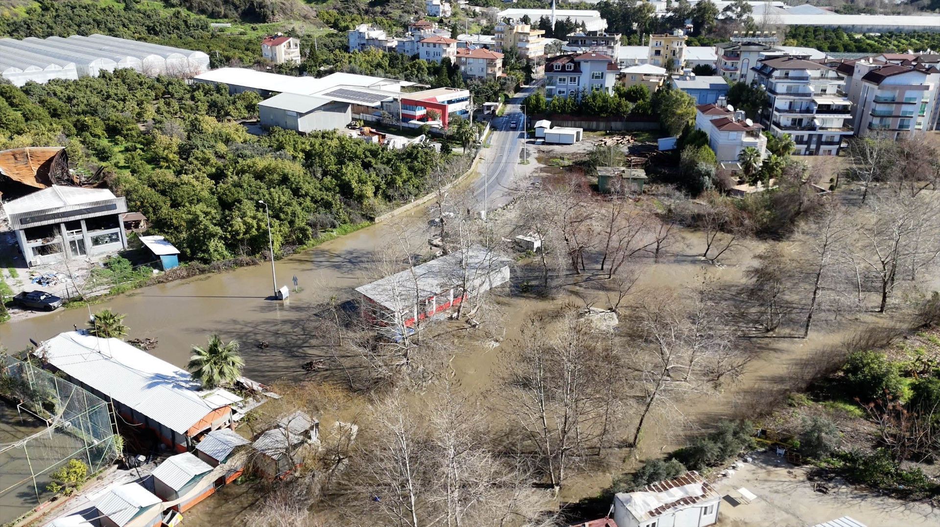Antalyada 24 saatte metrekareye 74,4 kilogram yağış düştü Çay taştı, mahsur kalanlar kurtarıldı