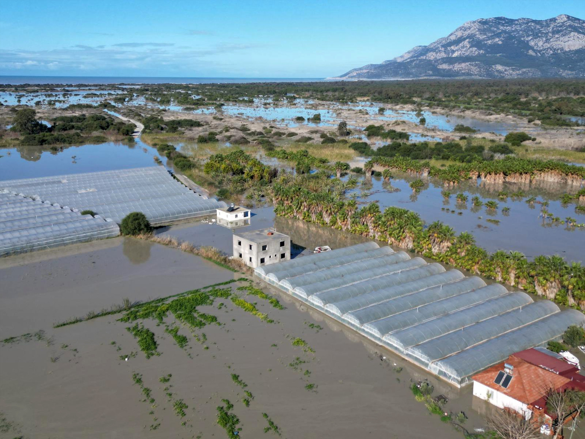 Antalyada 24 saatte metrekareye 74,4 kilogram yağış düştü Çay taştı, mahsur kalanlar kurtarıldı
