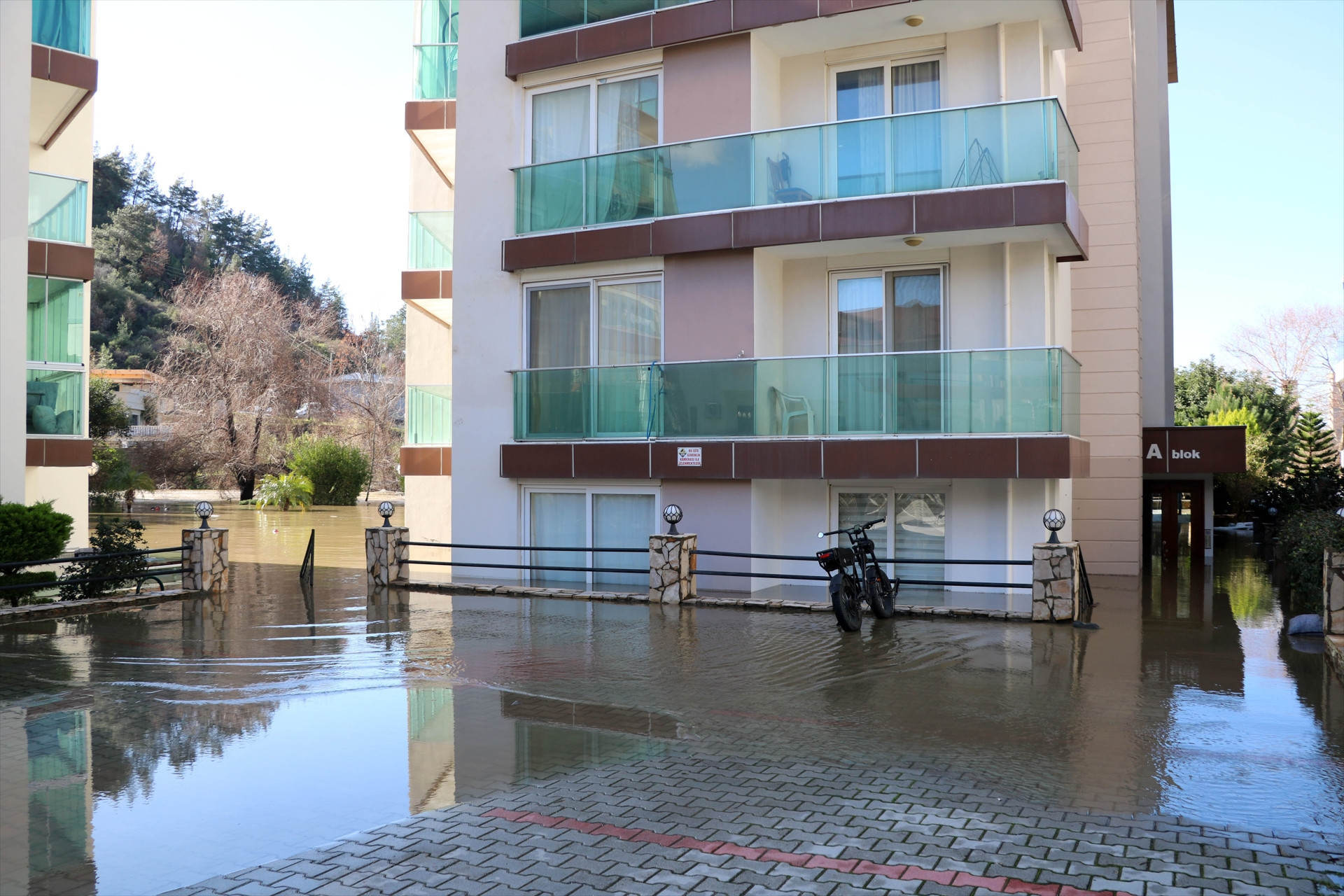 Antalyada 24 saatte metrekareye 74,4 kilogram yağış düştü Çay taştı, mahsur kalanlar kurtarıldı